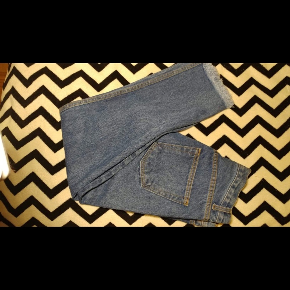 Brandy Melville jeans size 27 cropped fringe NWOT